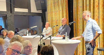 Markus Strootmann (links) und Marcus Hensing (rechts) waren nicht immer einer Meinung. In der Mitte Moderator Rafael Spellmeyer